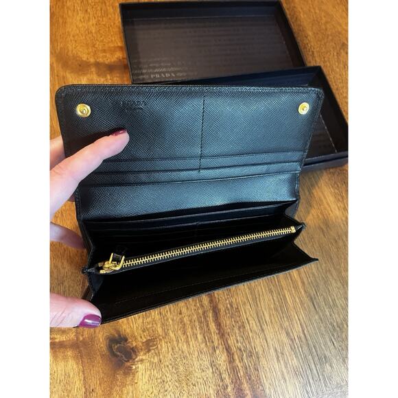 Prada Large Saffiano Leather Wallet 100% Authentic Black Gold Triangle Logo - Picture 13 of 15